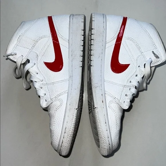 Women’s Nike Jordan 1 Mid White University Red Size 7 - GREAT CONDITION - Picture 3 of 7